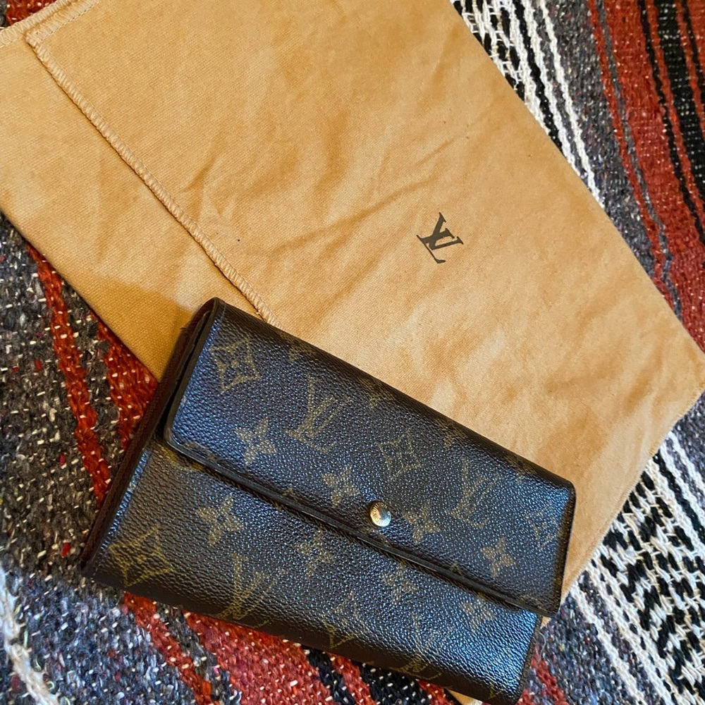 AUTHENTIC Louis Vuitton Sarah Wallet